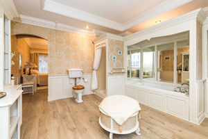 Ensuite- click for photo gallery
